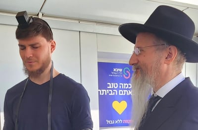 יום אחרי שחרורו מהשבי: המתנה של הרב הראשי לסשה טרופנוב