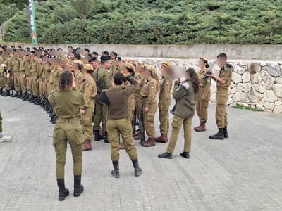 קצין שריון ראשי סוקר את מסדר הבנות