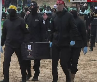 ציניות אכזרית: זה מה שחמאס הניח בתוך ארונות הקבורה