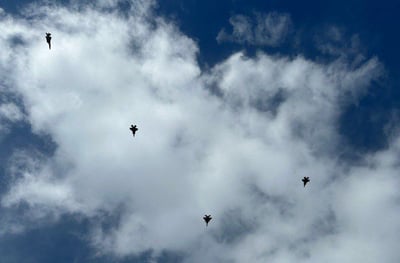 תמונת היום: מטוסי קרב טסים מעל הלוויית נסראללה