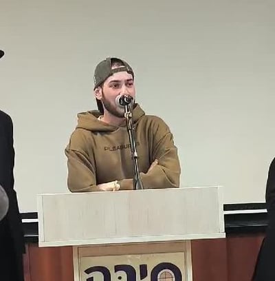 צפו: החטוף המשוחרר אליה כהן בסיום המסכת לכבודו