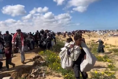 פאניקה בעזה: מאות פלסטינים נמלטים מרפיח. צפו