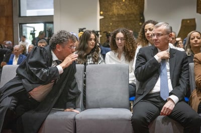 לוין מתעלם מעמית.