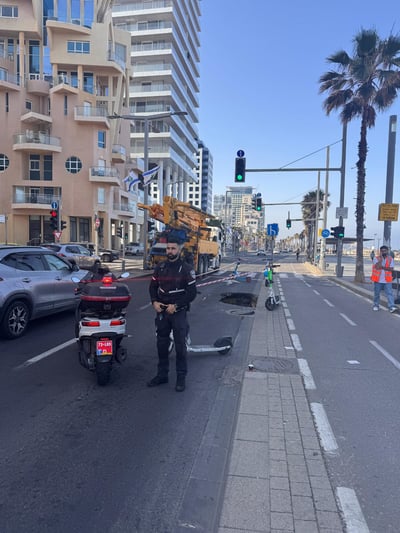 בולען נפער סמוך לחוף הים בת"א : הציבור מתבקש לא להגיע לאזור