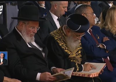 הרבנים הראשיים לישראל שקעו בספר בזמן שירת נשים