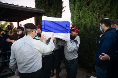 הֻתַּר לְפִרְסוּם: מתוך הספר 'שירה לוגמים בכפית'