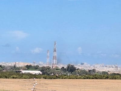 עשן מיתמר מעל רצועת עזה