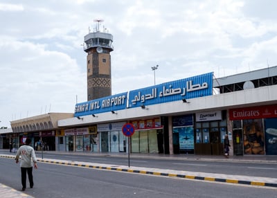 שבוע אחרי התקיפה: נמל התעופה בצנעא ישוב מחר לפעילות