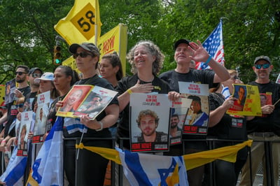 חטופים במצעד ישראל (לירי אגמי)