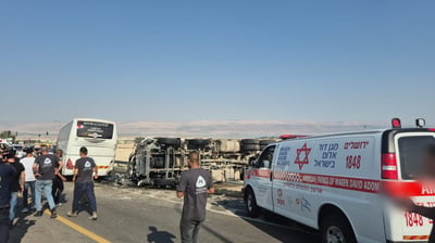 כ-20 נפגעים בתאונה בין אוטובוס למשאית בכביש 1