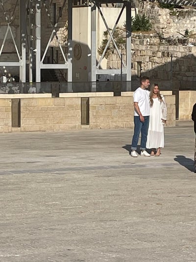 שבוע לפני החתונה: אבנר נתניהו בצילומים בכותל המערבי