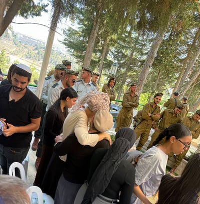 שתי האמהות של הלוחמים החרדים נפגשו על קברי בניהן