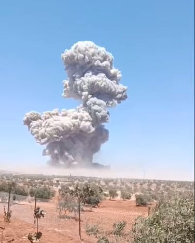 תיעוד מטורף מסוריה: פיצוץ מחסן נשק באידליב