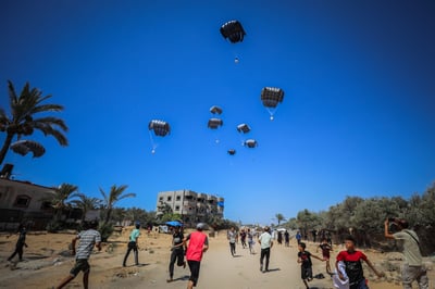 תוך שעות: מאות חבילות סיוע הוצנחו לרצועת עזה