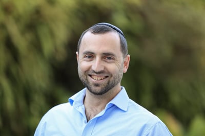 איש התקשורת הסרוג חושף: סובל מפוסט טראומה; לוקח הפסקה