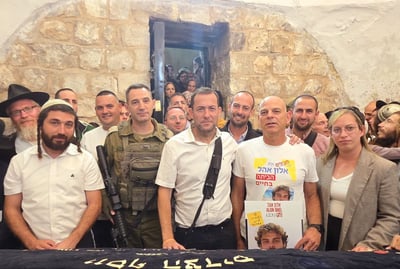 יחד עם אב החטוף: המונים בתפילה להצלחת התמרון בקבר יוסף