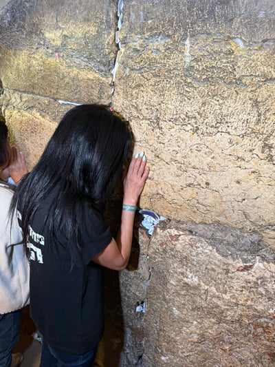 תמונת היום: הפתק של עינב צנגאוקר בכותל המערבי