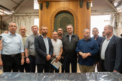 שר הביטחון בביקור במערת המכפלה: "בעד החלת ריבונות"