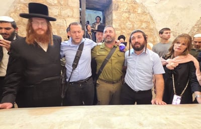 אלפי מתפללים נכנסו הלילה לקבר יוסף לפני ראש חודש חשוון. צפו