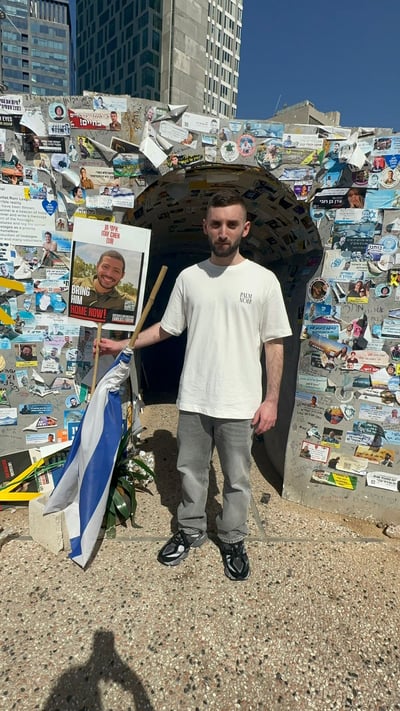 ברוך פודה ומציל: מתן אנגרסט הגיע לביקור בכיכר החטופים