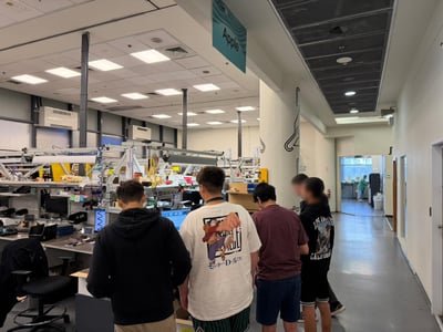 כבר לא נגרים וספרים: בני נוער לומדים לתקן טלפונים