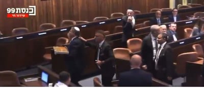 צפו: בן גביר מחלק בקלוואות בכנסת