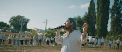 צפו: שירת המונים של יה אכסוף סביב קברה של תפארת לפידות
