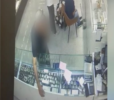 תיעוד: מוציא צמיד מהמגירה ושם בכיס – נעצר גנב תכשיטים מאשדוד