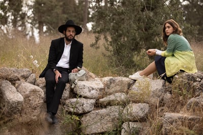 הצצת בכורה בסרוגים: משי קלינשטיין בסרט על זוג חרדי
