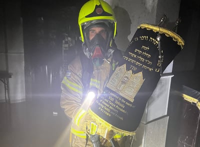 שריפה בבית כנסת באשדוד: לוחמי אש חילצו ספרי תורה