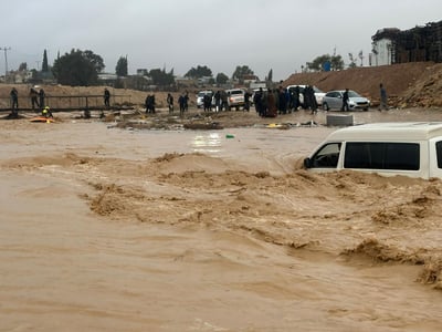 הצפות קשות בעקבות מזג האוויר: תיעוד דרמטי מחילוץ משפחה בדרום