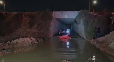 תיעוד: חילוץ 3 בני אדם בסירה שרכבם נסחף בנחל בכביש 1