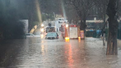 עדכונים מהסערה: מחסום המנהרות הוצף, זוג חולץ מרכב באבו גוש