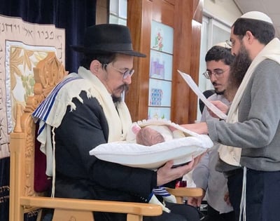 ברית מילה מרגשת לתינוק לאם יהודייה שעזבה אב גוי