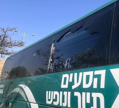 חשד לפיגוע בכביש 1: נעצרו חשודים שיידו אבנים לעבר אוטובוס