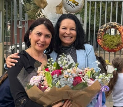 ראש המועצה המקומית תל מונד, לין קפלן (מימין), ומנהלת בית הספר דפנה דעי