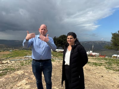 סגנית שר החוץ שרן השכל וראש מועצת קדומים עוזאל ותיק