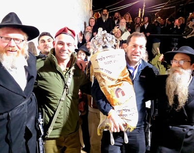יוסי דגן בהכנסת ספר התורה