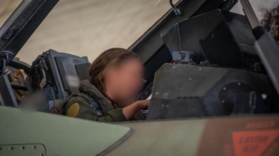 נווטת קרב שלוקחת חלק בתקיפה בשמי איראן