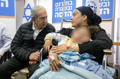 ראש הממשלה נתניהו בביקור פצועים מאירוע הנפילה בבית שמש