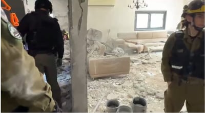 תיעוד: הרס רב בדירה בראשון לציון מפגיעת טיל איראני 