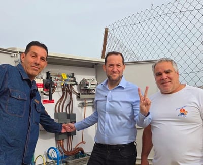 יוסי דגן עם עובדי חברת החשמל
