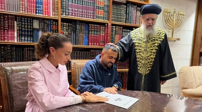 הראשון לציון הגאון הרב דוד יוסף מסדר חופה וקידושין בחתונה של אושר כהן ועדן פינס