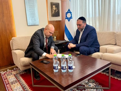 משה ארבל מגיש את מכתב ההתפטרות