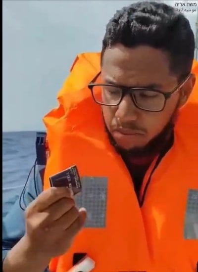 זורקים כרטיסי אשראי לים