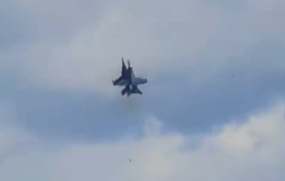 תיעוד דרמטי: מטוסי קרב התנגשו באוויר והתרסקו