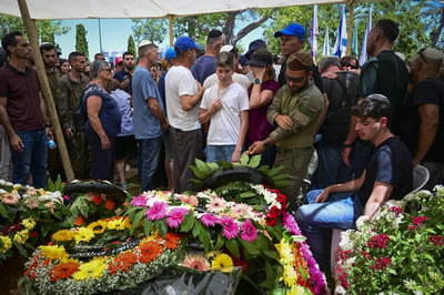 איתן למברג הובא למנוחות: "היית אמור להנהיג את המדינה הזאת"