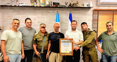 דגן מעניק צל"ש לרבש"צ סלעית רועי דמתי