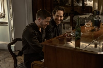 פול ראד וניק ג'ונאס ב"פזמון חוזר", דרמה קומית על חברות, מוזיקה והמחיר של ההצלחה
