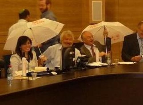 חברי הכנסת הרימו מטריות והכריזו: "חורף אחרון בקראווילות"